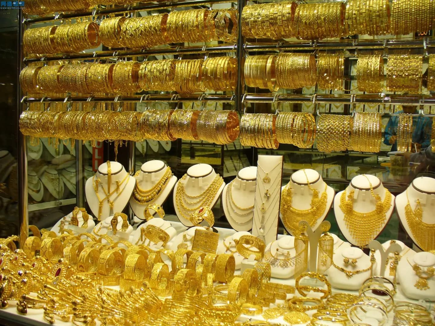 الذهب يتراجع وسط تقلبات الأسواق