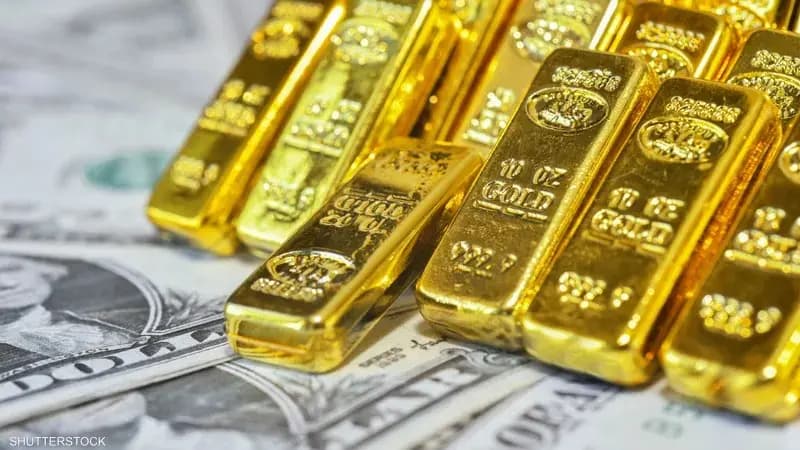 الذهب والدولار يتراجعان والنفط يترقب