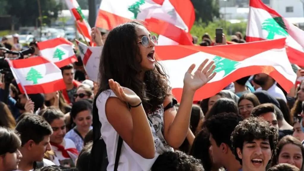 الشباب اللبنانيون منهكون ويائسون.."من هون بدنا نفل"