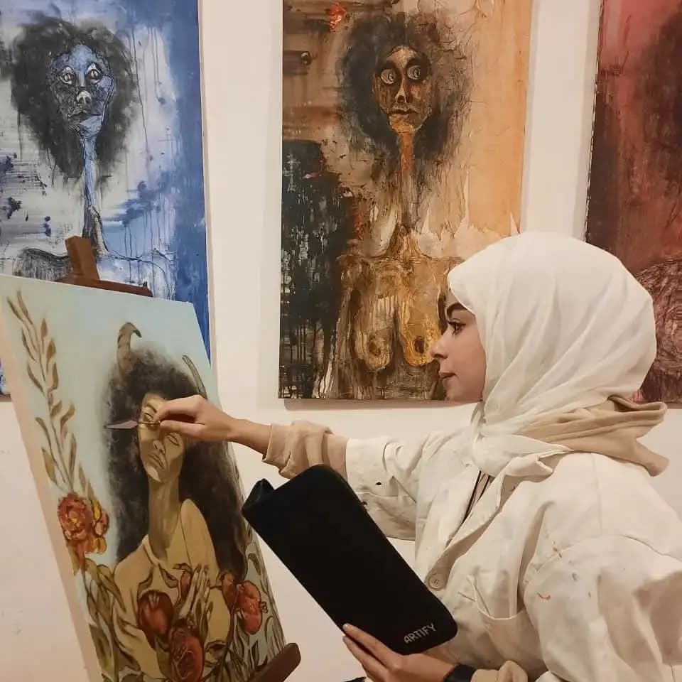 "من سحمر إلى يكاترينبورغ".. زينب فرحات تمثّل لبنان بريشتها