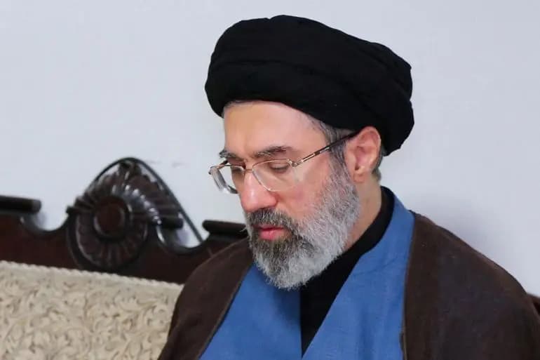 خامنئي يثبّت الشعب على خط الدفاع عن الوطن