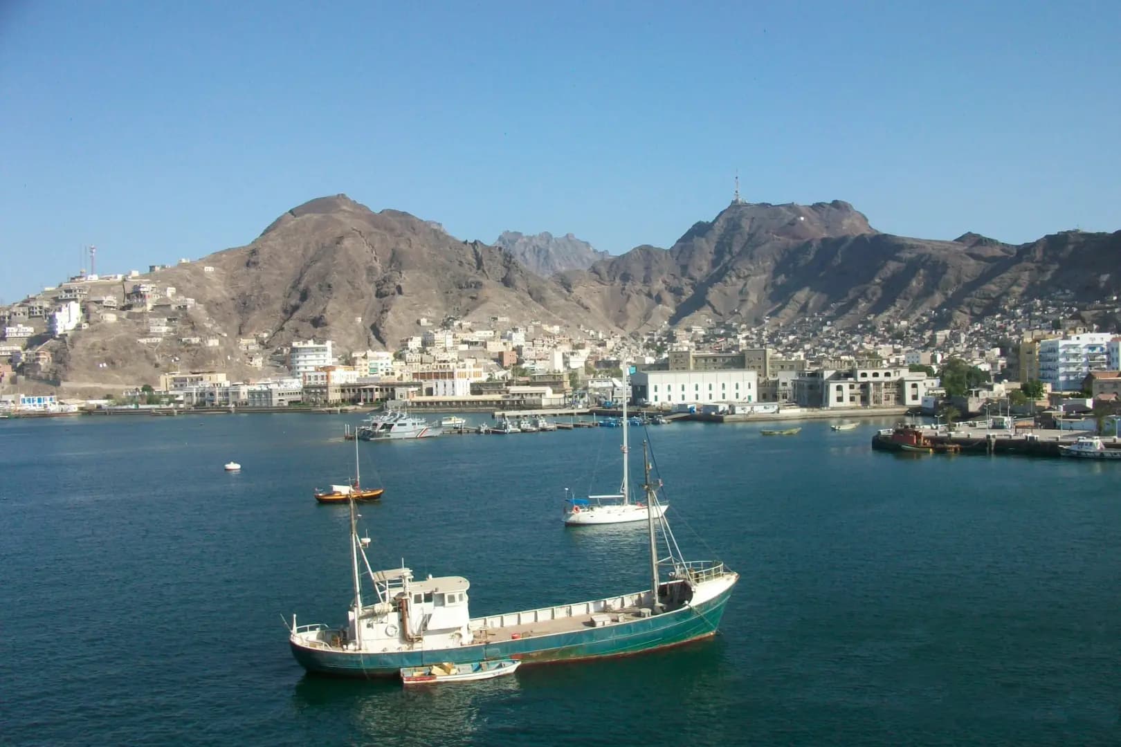 ماذا يجري في خليج عدن وباب المندب والبحر الأحمر؟