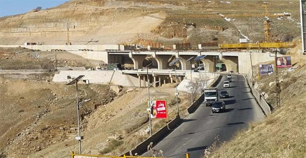 الأشغال تبدأ تزفيت ضهر البيدر.. وتحويلات للسير