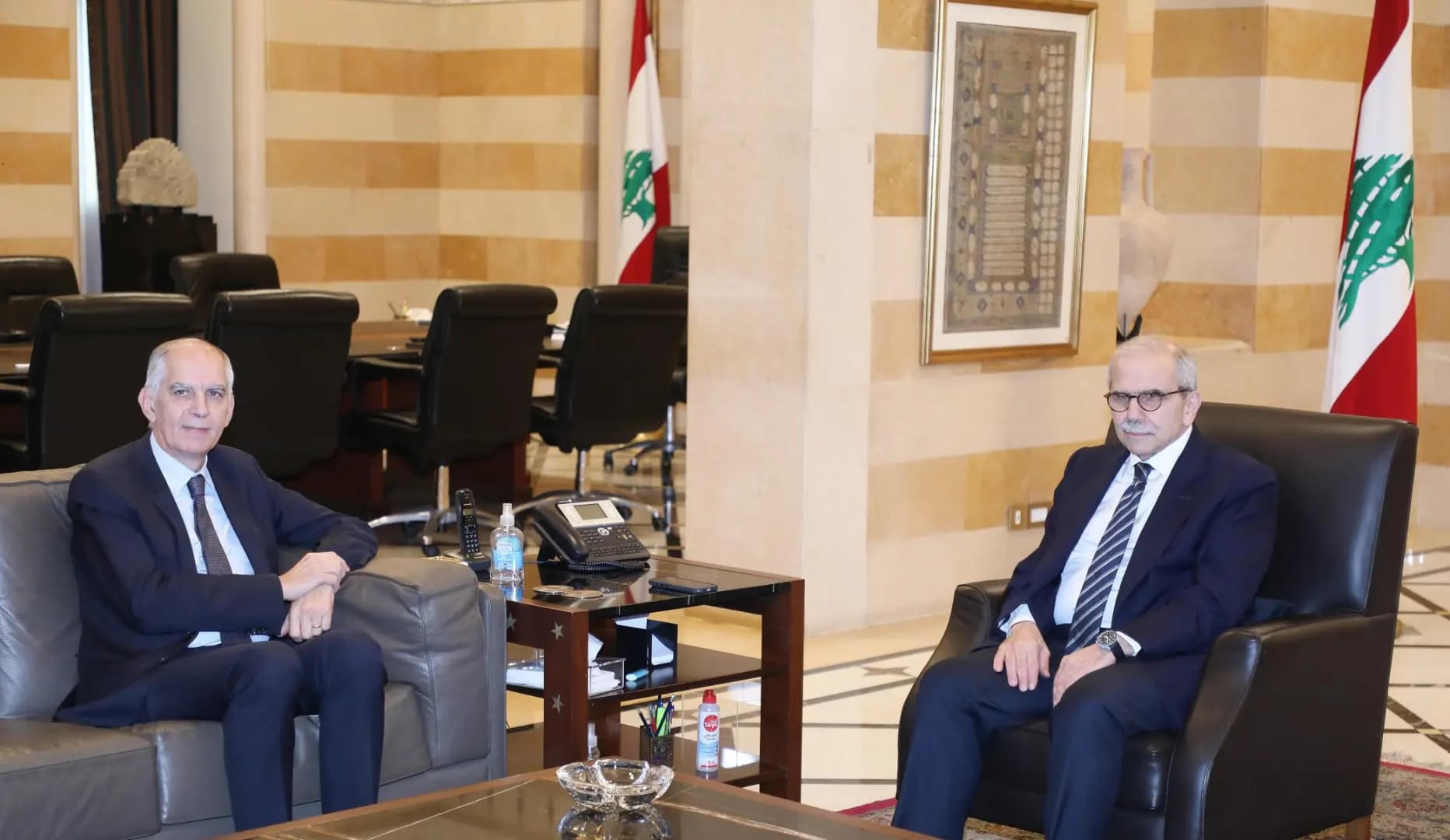سلام يبحث مع السفير الفرنسي جهود وقف التصعيد
