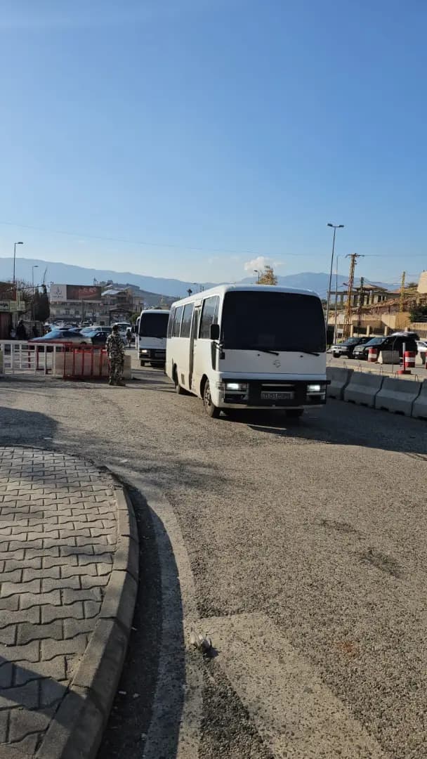 7 باصات وحراسة مشددة.. لبنان يطلق عملية ترحيل إلى سوريا