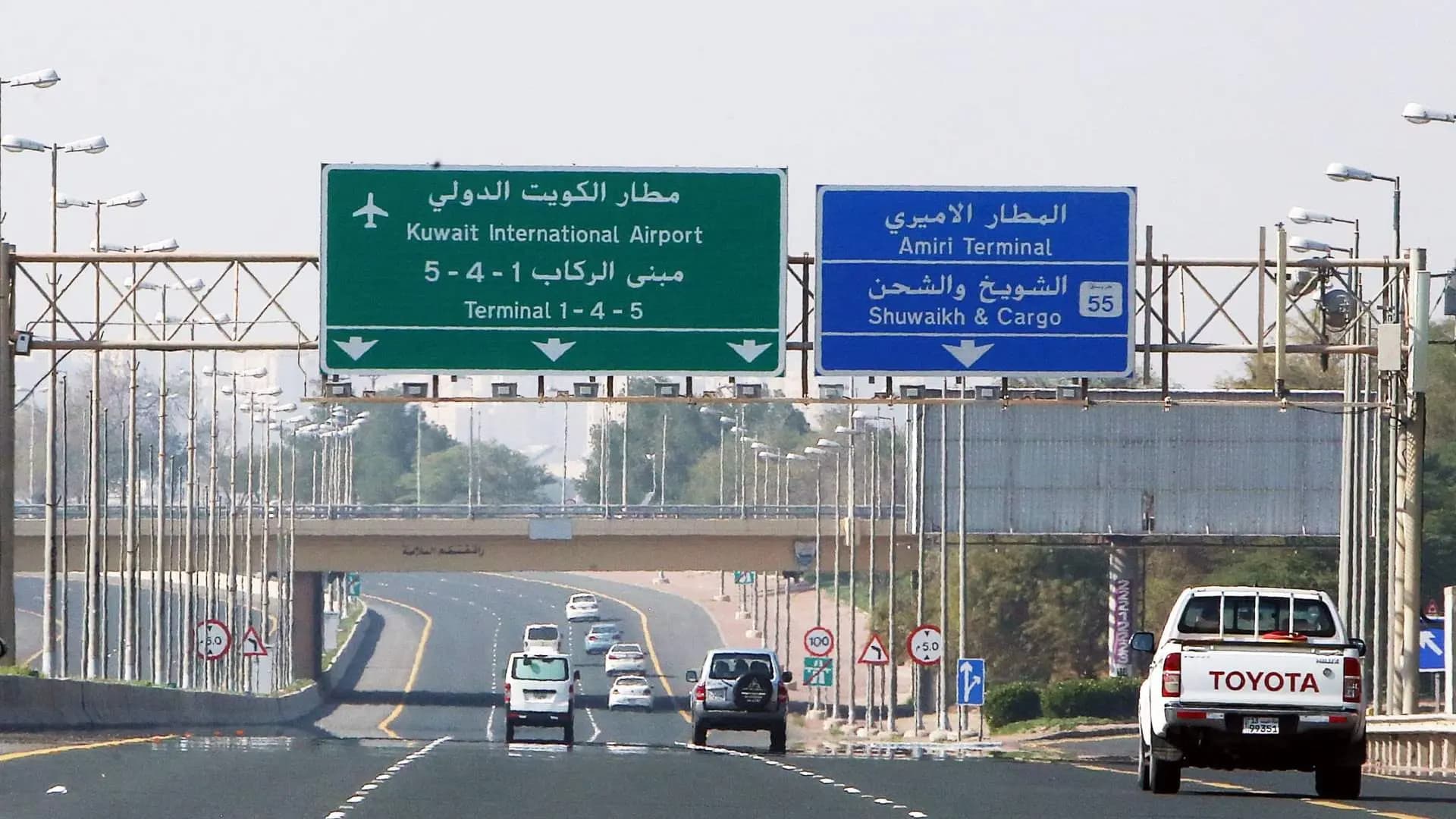 "بعد الهجوم الإيراني".. إصابات وأضرار في مطار الكويت