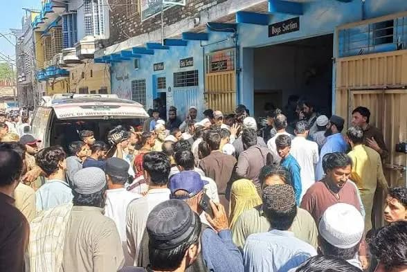 انهيار سقف مدرسة في باكستان.. ومقتل ٢٧ طالبًا!