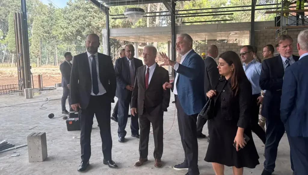 السفير الأميركي يزور مطار القليعات