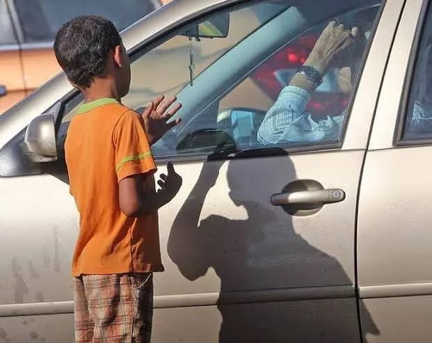 شغلوا أطفالهم بالتسول.. والأمن يتدخل!