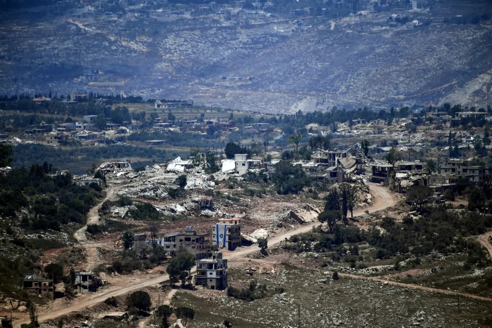 جنوب لبنان يشتعل.. وتفجيرات تهز صور