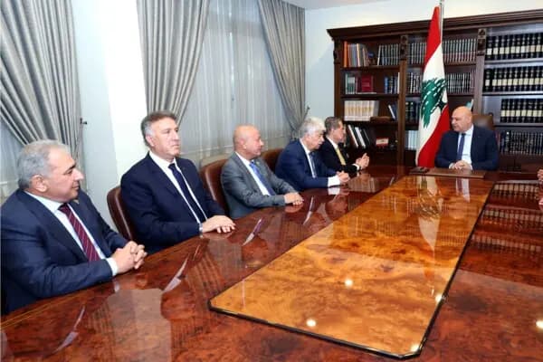 عون يستقبل ممثل الرئيس الفلسطيني.. و"حصرية السلاح" على الطاولة