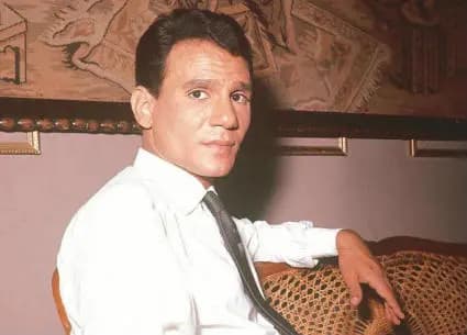 صورةٌ على سريرِ العندليبِ الأسمر عبد الحليم حافظ تنتهي بإغلاقِ منزلِه أمامَ الجمهور.. ما القصة؟
