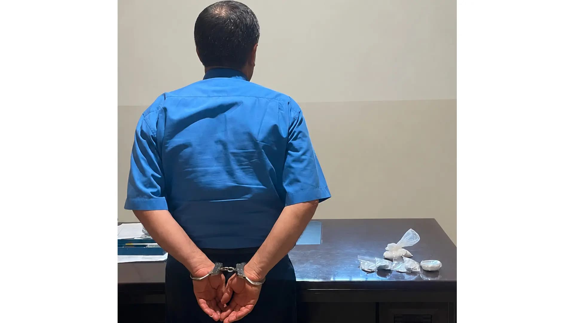 رمى كيسًا من نافذة سيارته وحاول الفرار.. هذا ما وجد بداخله