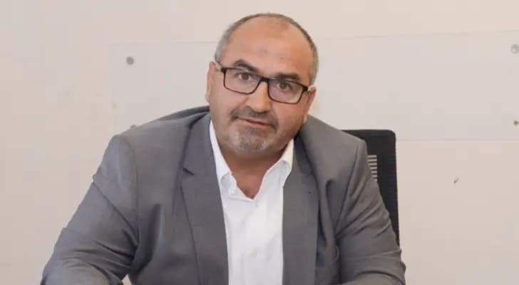 الحشيمي يطالب بكسر احتكار سوق الأسمنت