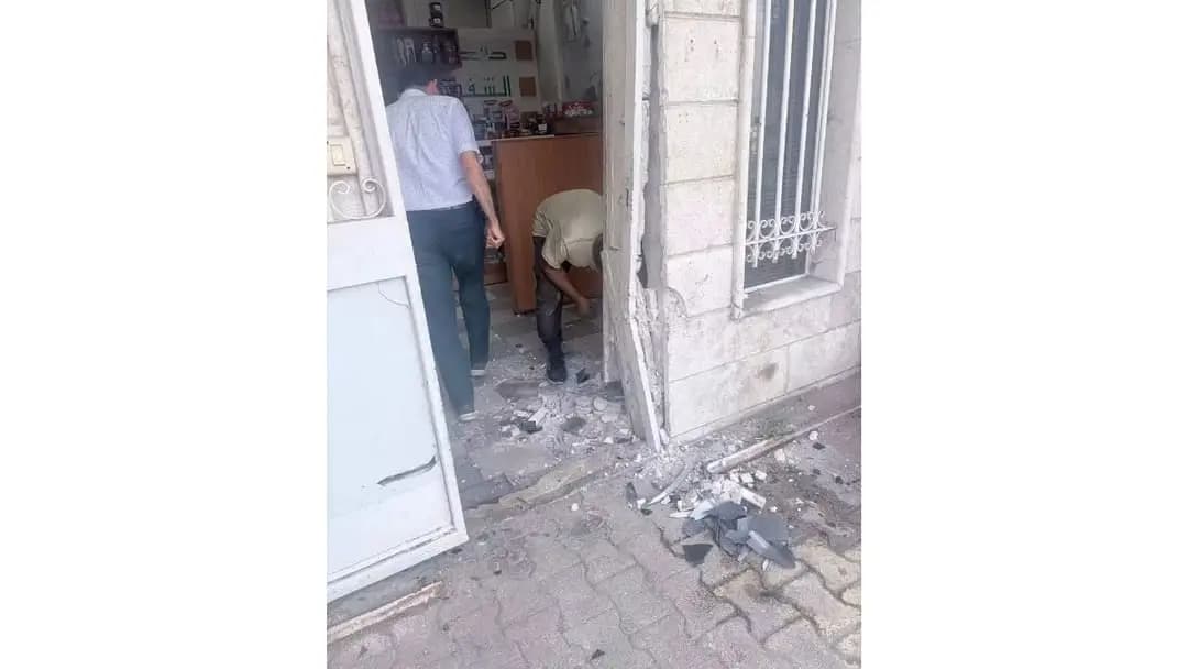في طرابلس.. سيارة تقتحم صيدلية!