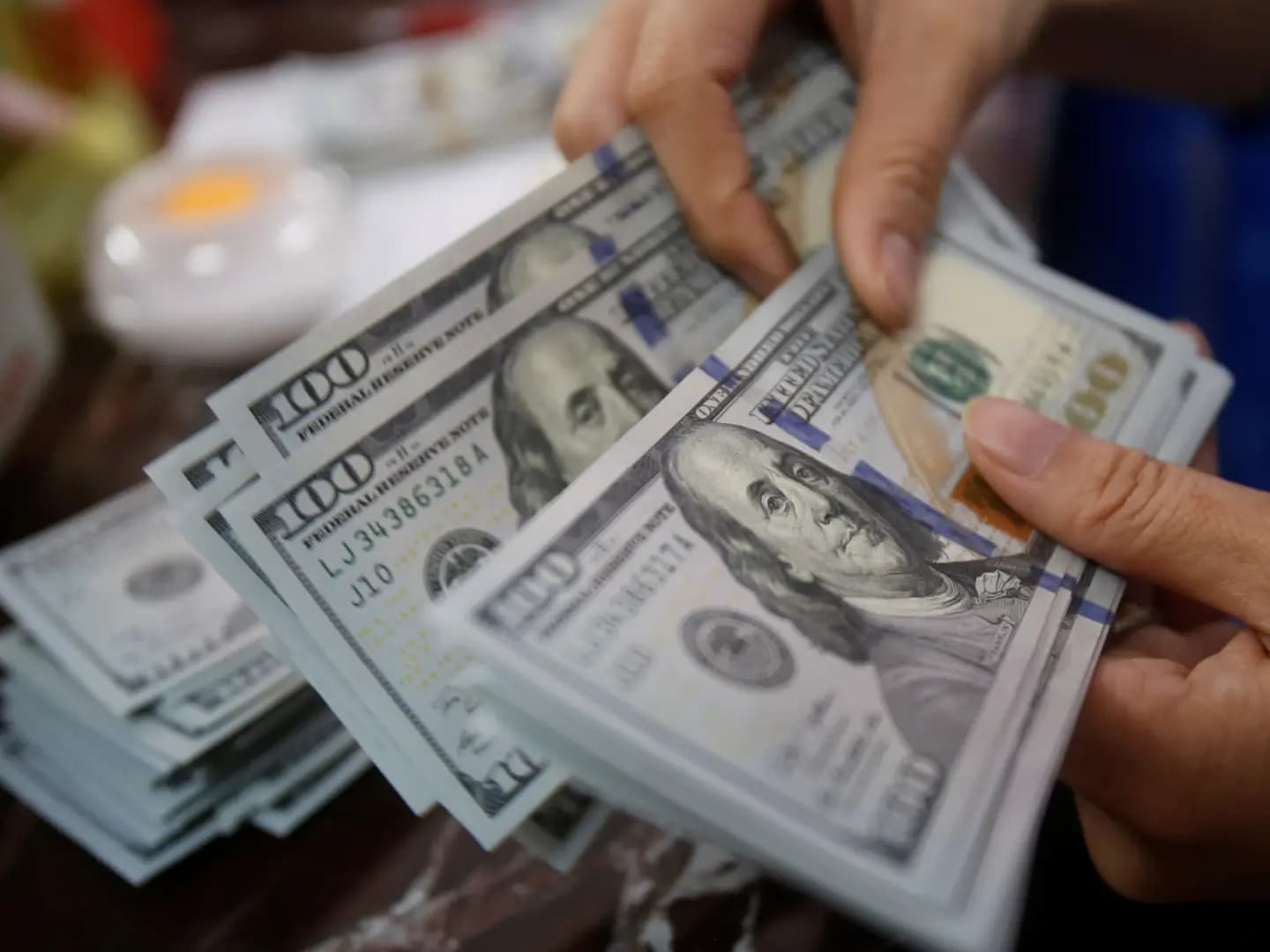 10,100 دولار اختفت من غرفة ناطور.. والفاعل يعترف!