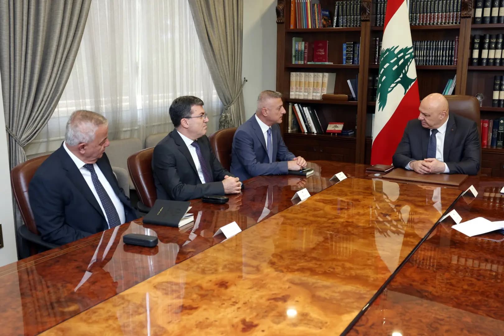 عون يواكب تفعيل العمل الجمركي