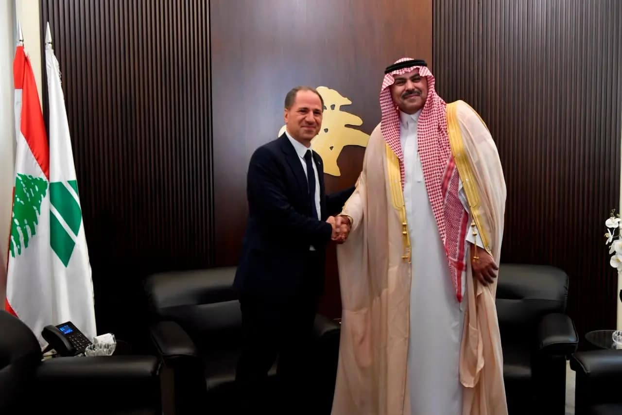 السفير السعودي يزور بيت الكتائب