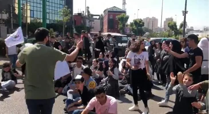 الطلاب المحرومون من المشاركة في الامتحانات الرسمية تجمعوا أمام وزارة التربية مع أهاليهم ومديرة مدرستهم حاولت إحراق نفسها احتجاجا