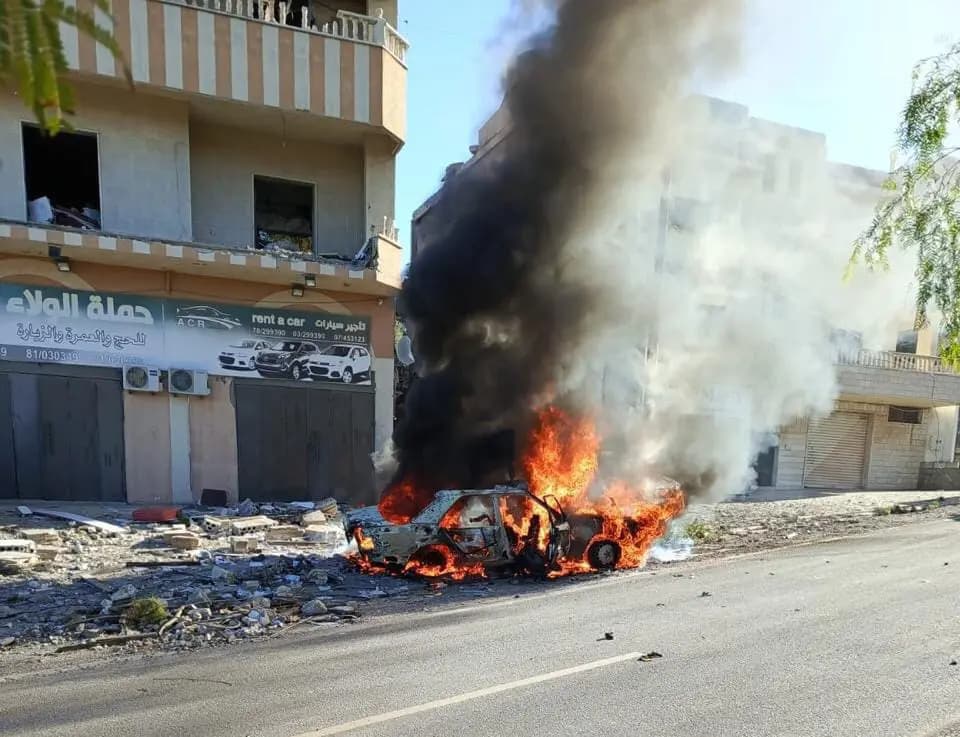 بالصور.. مسيرة معادية تستهدف سيارة في بنت جبيل