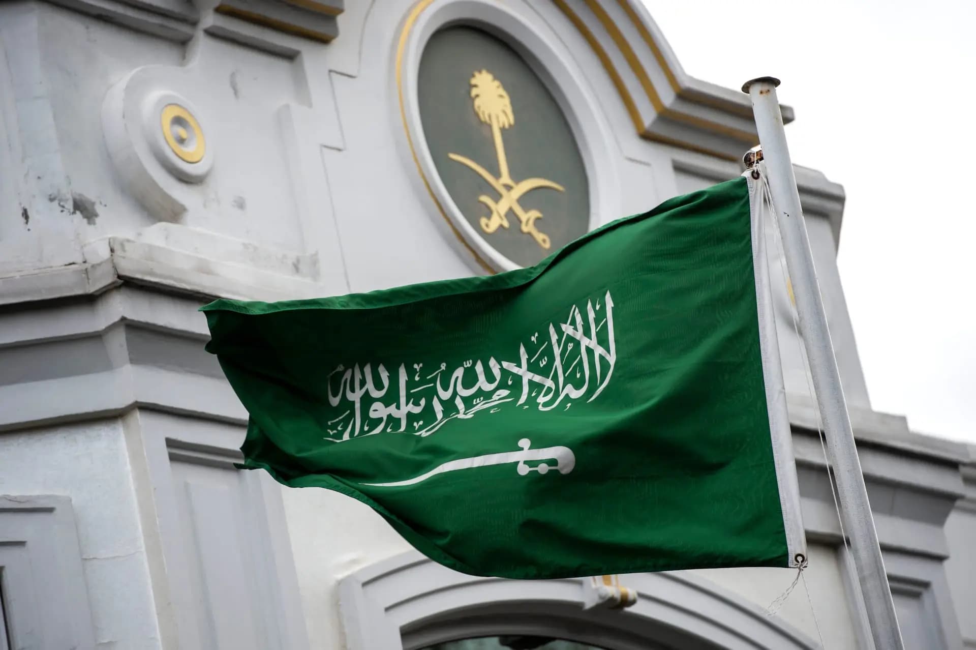 السعودية: نرفض الاعتداء على إيران وندعو للتهدئة