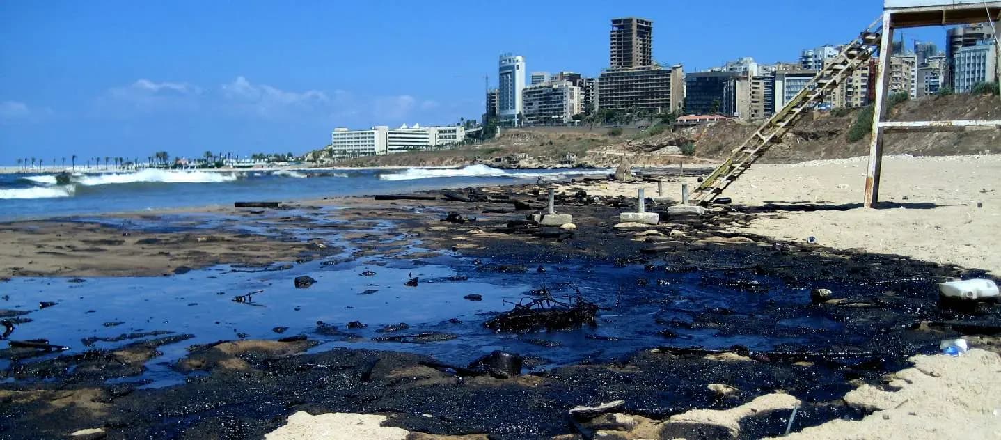 وزارة البيئة تصدر بيانًا حول التلوث النفطي في منطقة الجيّة
