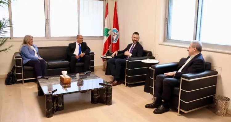 مطالب الرواتب والأجور على طاولة جنبلاط