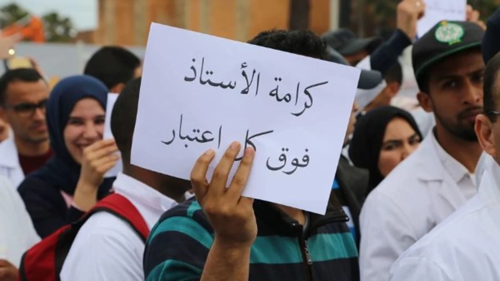 روابط التعليم الرسمي تدعم الاعتصام وتلوّح بتصعيد
