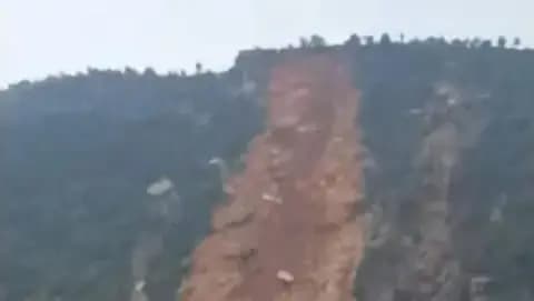 انهيار جبلي بسبب العاصفة