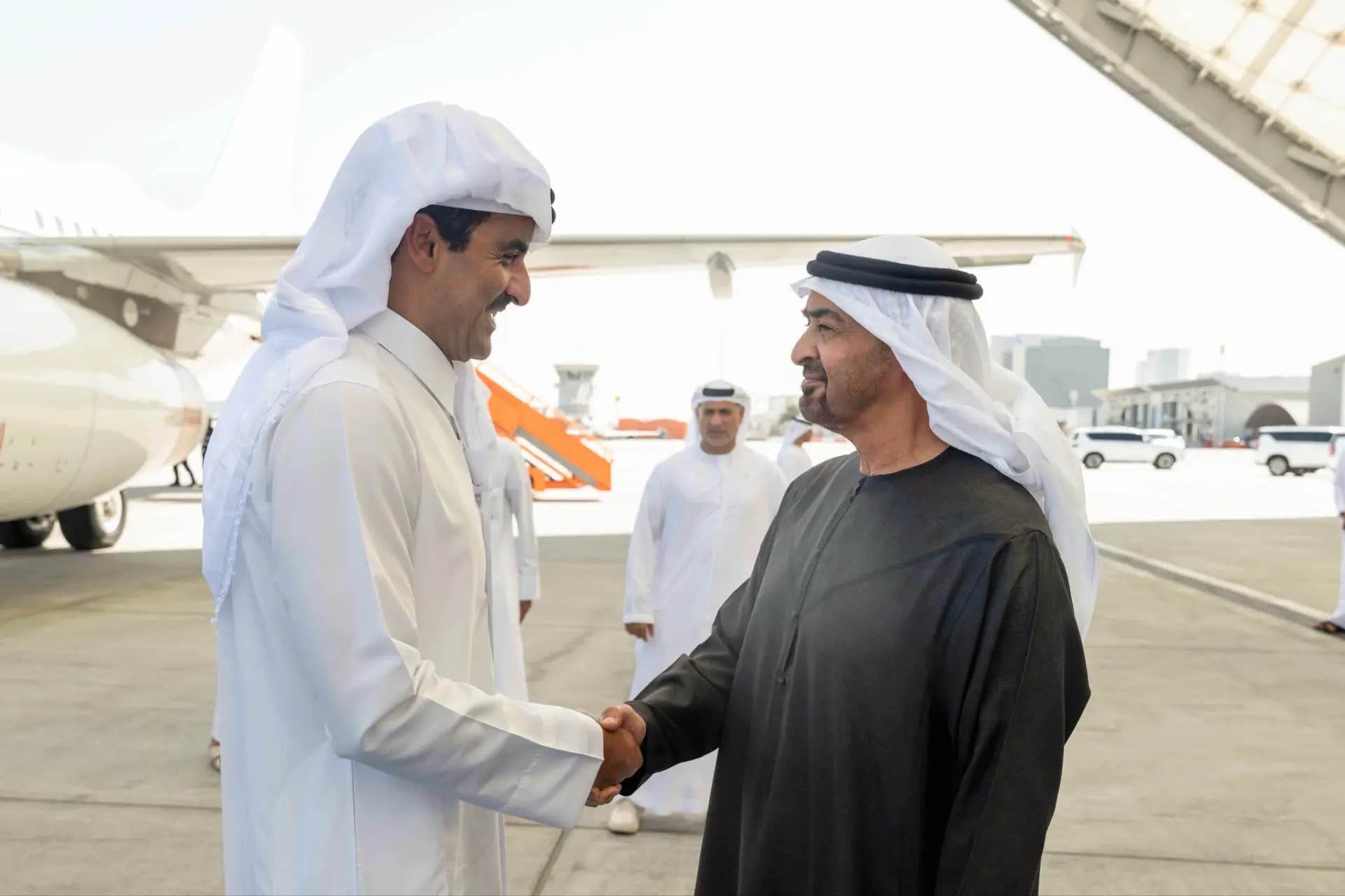 أمير قطر يلتقي بن زايد.. حوار لتعزيز الاستقرار الإقليمي