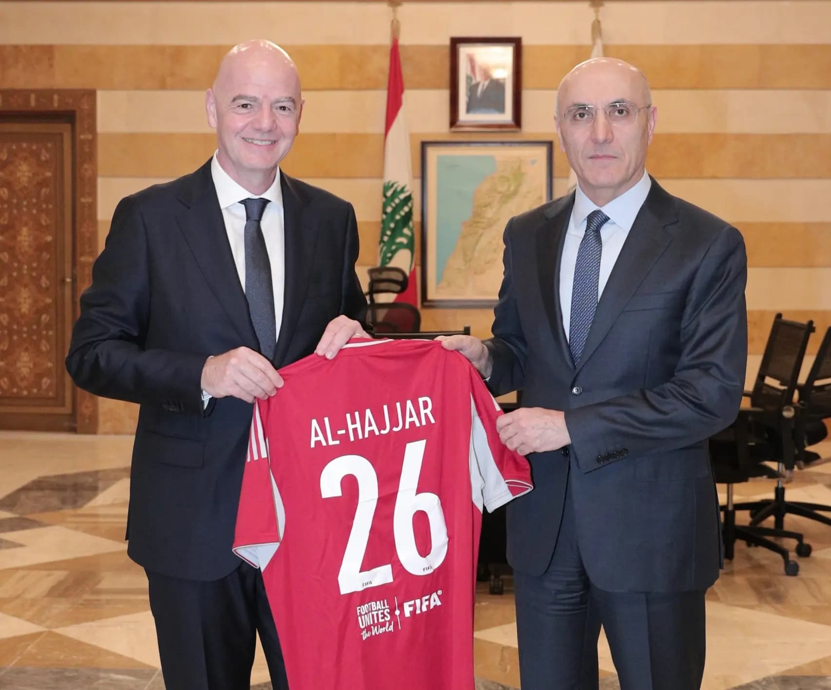 انفانتينو يقدم للحجار قميص الاتحاد الدولي لكرة القدم