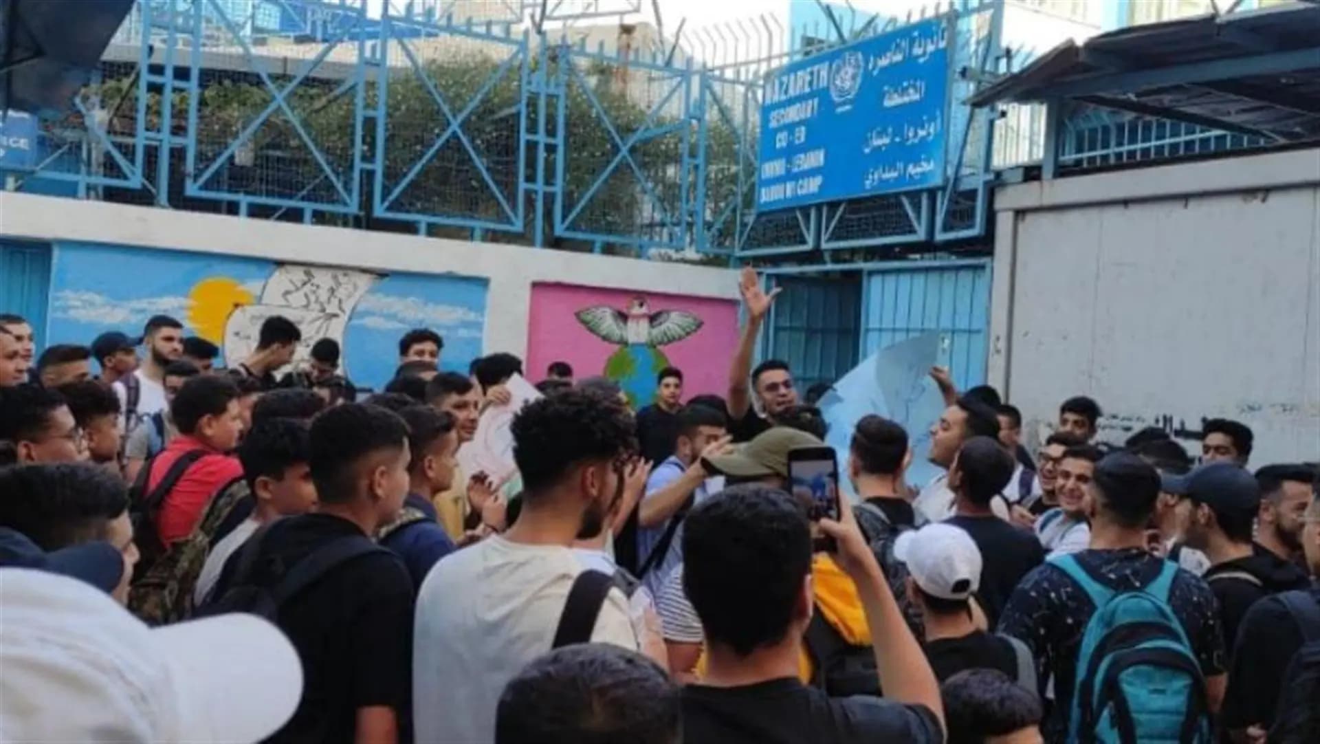 بسببِ اكتظاظِ الصفوف بالطلّاب... اعتصامٌ للجان الأهل