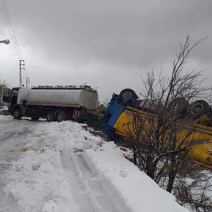 انزلاق شاحنة على طريق صغبين... وبلدية عيتنيت تحذر