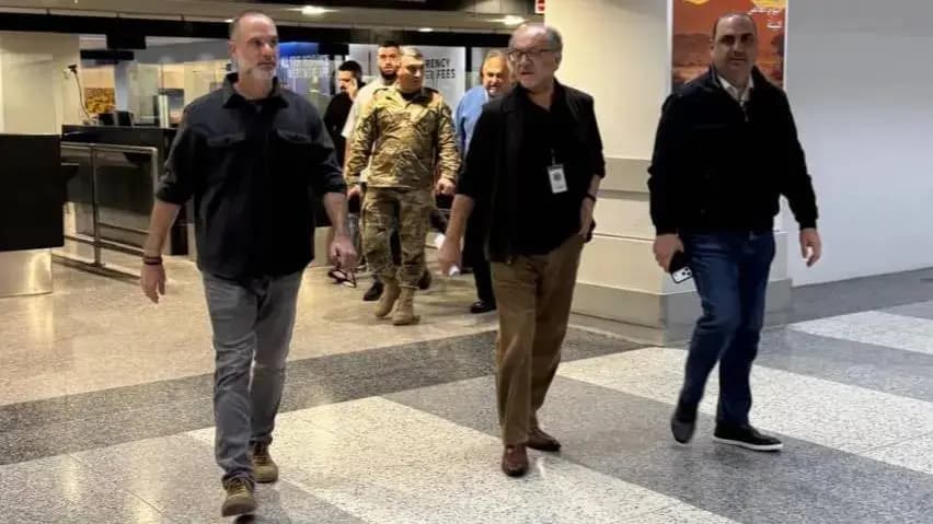 رسامني يجول في المطار