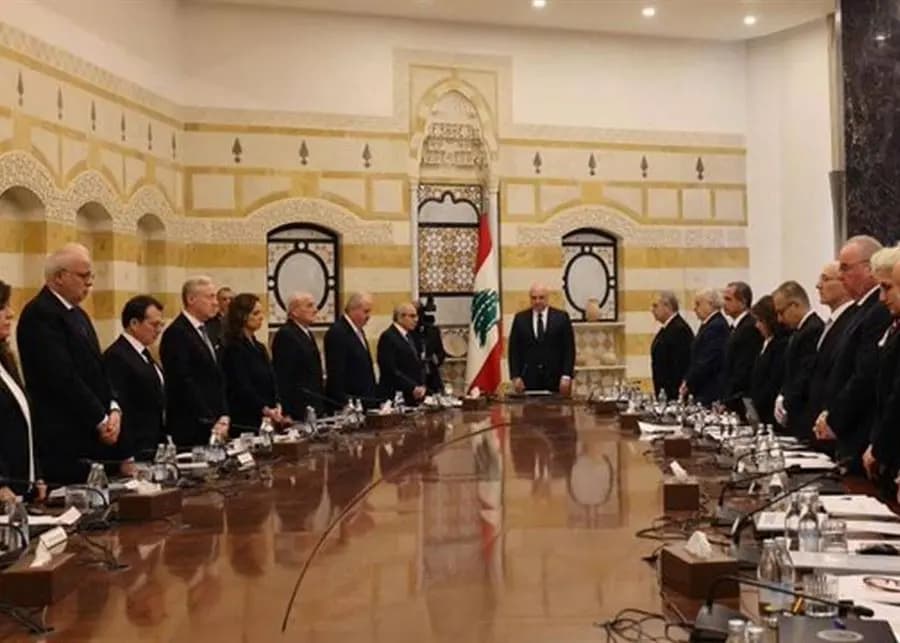 بطلب من عون.. الجلسة الحكومية تبدأ بالوقوف دقيقة صمت عن أرواح الشهـ.ـداء