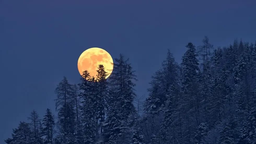 "قمر الثلج" يزين السماء في هذا الموعد