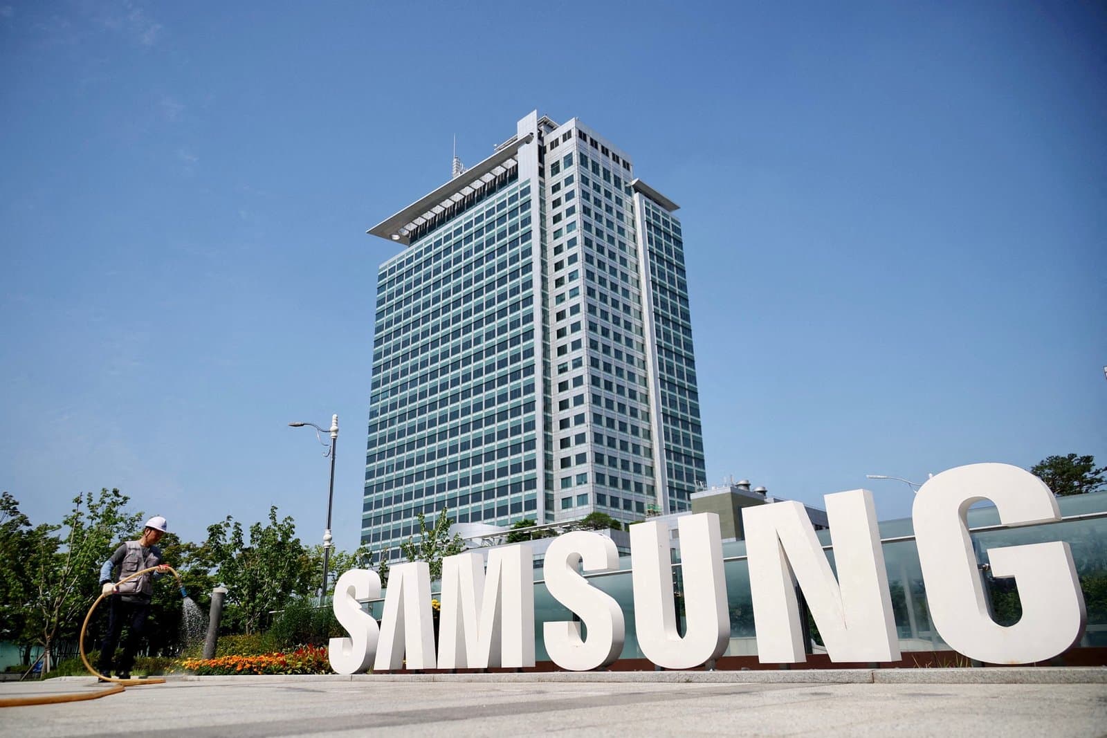 "سامسونغ" تتخطى "آبل" كأكبر شركة مصنعة