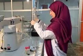 طالبة «اللبنانية» تبتكر تكرير المياه بقشر القريدس