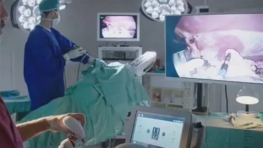 روبوت بمخالب يُستخدم في عمليّات جراحيّة