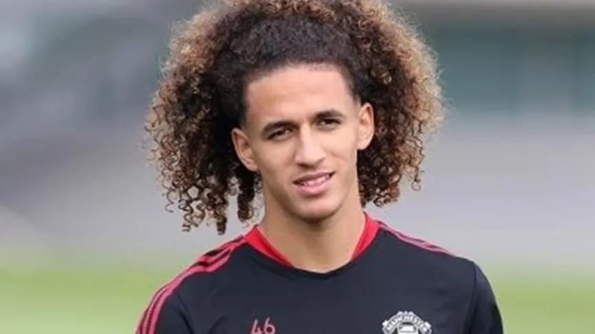 بعدما أبهر الجميع .. مانشستر يونايتد يُرفّع هنيبعل المجبري إلى الفريق الأول