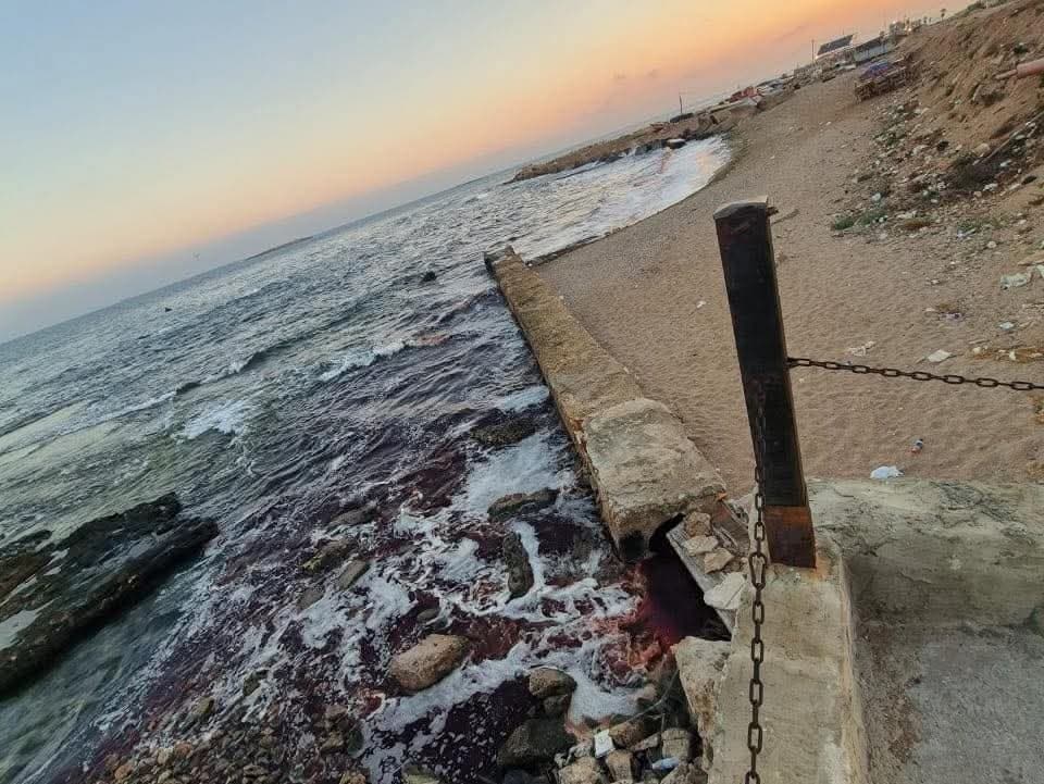 مياه حمراء تغزو شاطئ الميناء.. ظاهرة مقلقة تتكرّر!