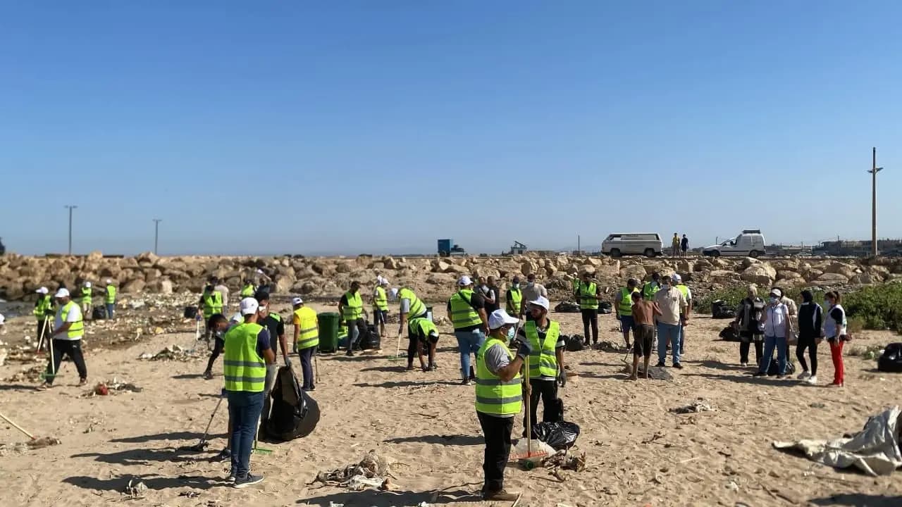 شاطئ العبدة يتنفس: حملة نظافة بمشاركة 150 متطوعاً
