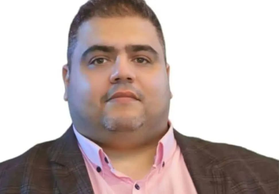 لبناني يرفع علم بلاده ذهبيًا في إسطنبول