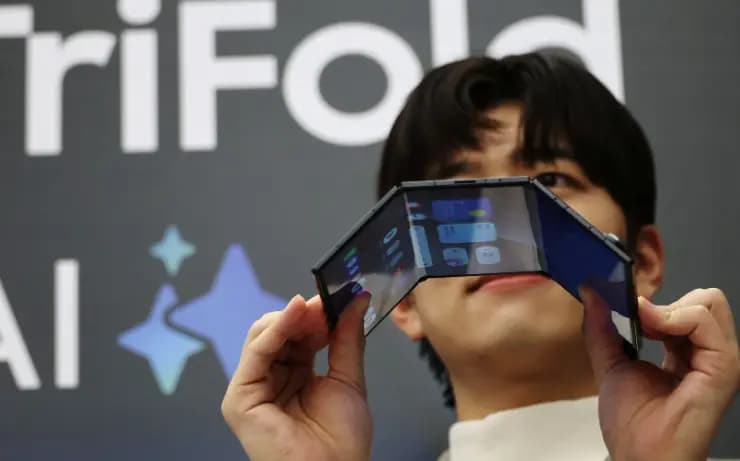 سامسونغ تطلق هاتفها الجديد القابل للطي ثلاثيًا