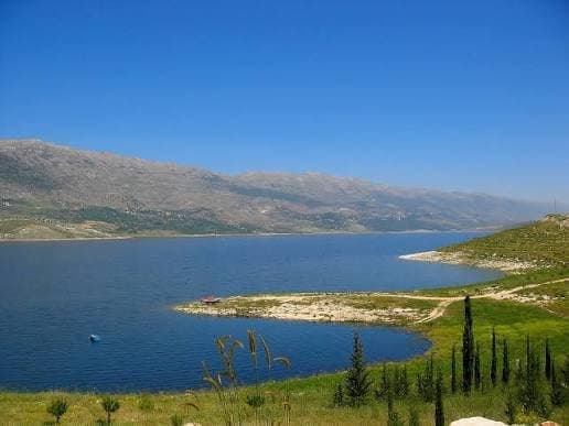 "تسرّب آسِن يهدّد بحيرة القرعون".. والليطاني تحذر