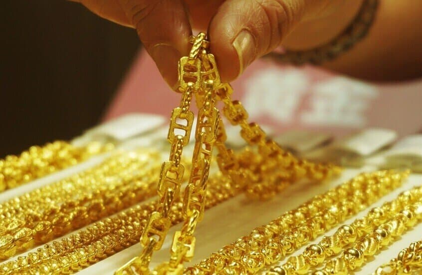 الذهب ينخفض مع ارتفاع الدولار