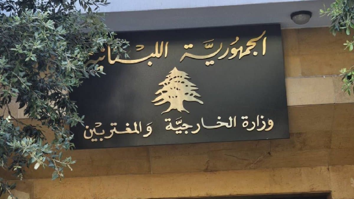 الخارجية تدين الغـ.ارات.. وتحمّل واشنطن وباريس المسؤولية!