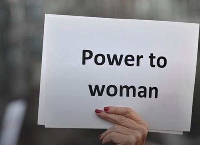 بكوتا أو بغير كوتا، لا بدّ من النساء في السلطة!