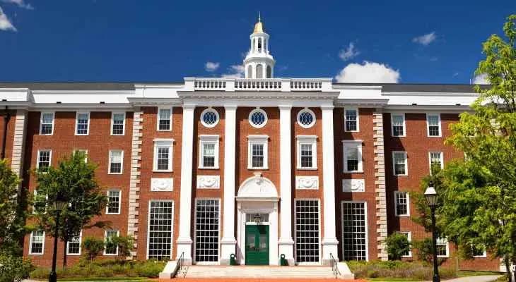 ثلاث طالبات رفعن دعوى قضائية ضدّ "هارفرد" لتجاهلها إبلاغات عن تعرض باحثات متدربات للتحرش جنسي