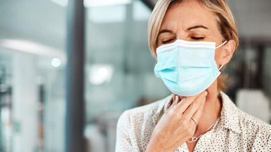 الصوت الخشن.. دليل على الإصابة بـ "أوميكرون" قبل ظهور الأعراض